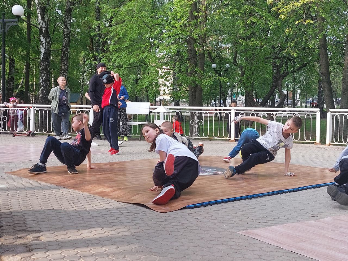 "Город танцует в парках"