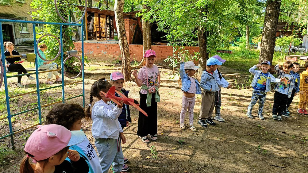 Самолёт летит вперёд!